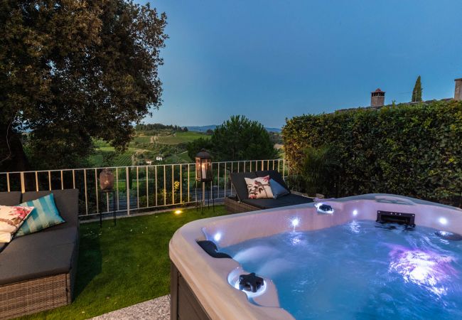 Villa in Marcialla - VILLA CHIANTI, your Secret 4 Bedrooms Retreat with View over the Vineyards in Marcialla Villa in Marcialla - VILLA CHIANTI, your Secret 4 Bedrooms Retreat with View over the Vineyards in Marcialla