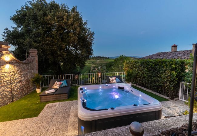 Villa in Marcialla - VILLA CHIANTI, your Secret 4 Bedrooms Retreat with View over the Vineyards in Marcialla Villa in Marcialla - VILLA CHIANTI, your Secret 4 Bedrooms Retreat with View over the Vineyards in Marcialla