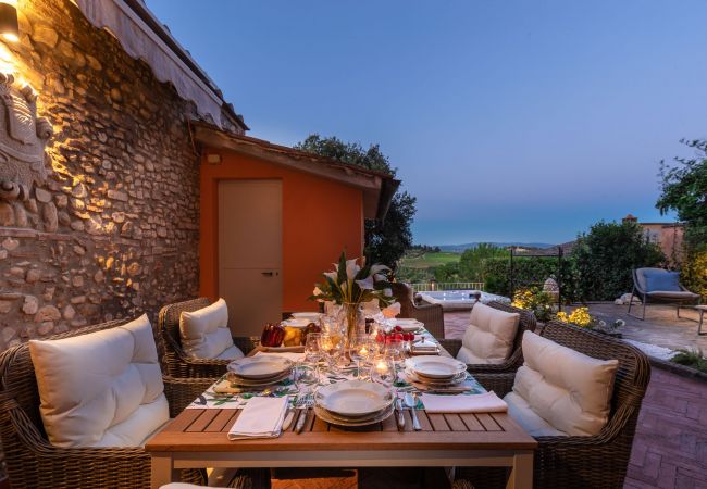 Villa in Marcialla - VILLA CHIANTI, your Secret 4 Bedrooms Retreat with View over the Vineyards in Marcialla Villa in Marcialla - VILLA CHIANTI, your Secret 4 Bedrooms Retreat with View over the Vineyards in Marcialla