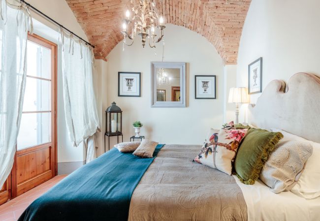 Villa in Marcialla - VILLA CHIANTI, your Secret 4 Bedrooms Retreat with View over the Vineyards in Marcialla Villa in Marcialla - VILLA CHIANTI, your Secret 4 Bedrooms Retreat with View over the Vineyards in Marcialla
