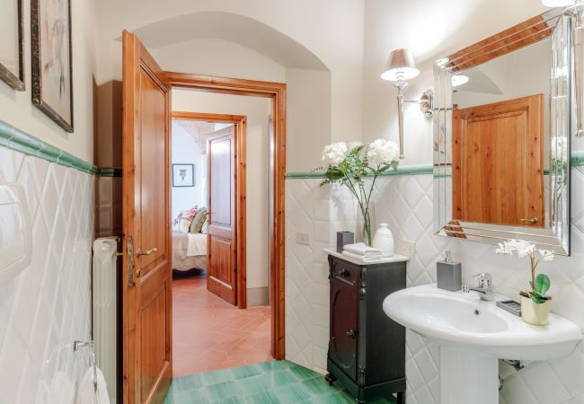 Villa in Marcialla - VILLA CHIANTI, your Secret 4 Bedrooms Retreat with View over the Vineyards in Marcialla Villa in Marcialla - VILLA CHIANTI, your Secret 4 Bedrooms Retreat with View over the Vineyards in Marcialla