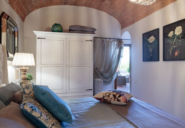 Villa in Marcialla - VILLA CHIANTI, your Secret 4 Bedrooms Retreat with View over the Vineyards in Marcialla Villa in Marcialla - VILLA CHIANTI, your Secret 4 Bedrooms Retreat with View over the Vineyards in Marcialla