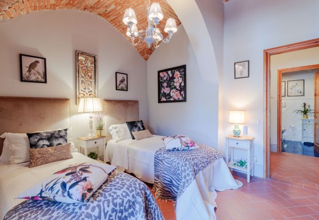 Villa in Marcialla - VILLA CHIANTI, your Secret 4 Bedrooms Retreat with View over the Vineyards in Marcialla Villa in Marcialla - VILLA CHIANTI, your Secret 4 Bedrooms Retreat with View over the Vineyards in Marcialla