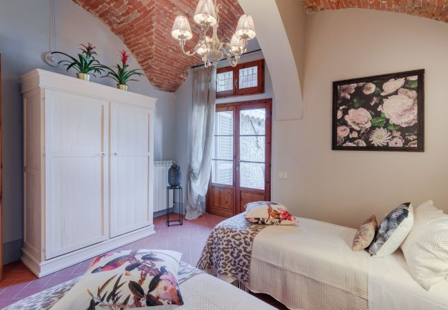 Villa in Marcialla - VILLA CHIANTI, your Secret 4 Bedrooms Retreat with View over the Vineyards in Marcialla Villa in Marcialla - VILLA CHIANTI, your Secret 4 Bedrooms Retreat with View over the Vineyards in Marcialla