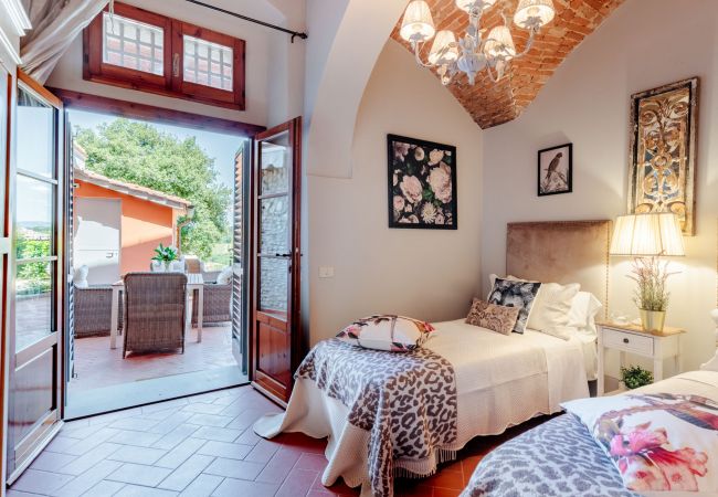 Villa in Marcialla - VILLA CHIANTI, your Secret 4 Bedrooms Retreat with View over the Vineyards in Marcialla Villa in Marcialla - VILLA CHIANTI, your Secret 4 Bedrooms Retreat with View over the Vineyards in Marcialla