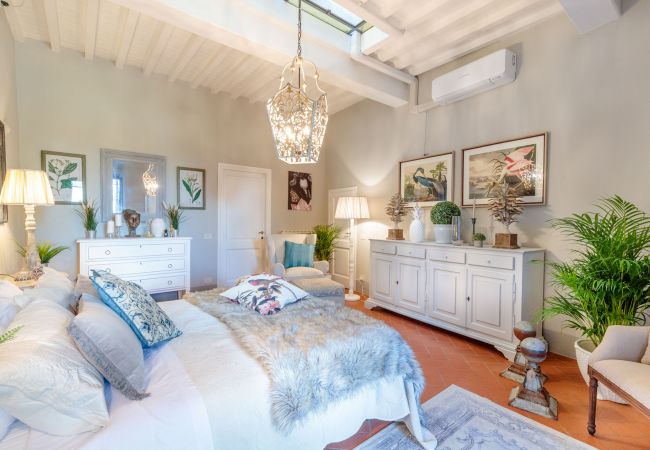 Villa in Marcialla - VILLA CHIANTI, your Secret 4 Bedrooms Retreat with View over the Vineyards in Marcialla Villa in Marcialla - VILLA CHIANTI, your Secret 4 Bedrooms Retreat with View over the Vineyards in Marcialla