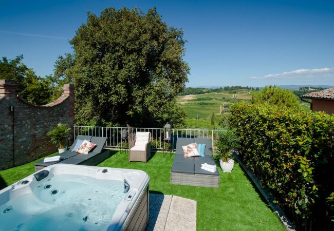 Villa in Marcialla - VILLA CHIANTI, your Secret 4 Bedrooms Retreat with View over the Vineyards in Marcialla Villa in Marcialla - VILLA CHIANTI, your Secret 4 Bedrooms Retreat with View over the Vineyards in Marcialla