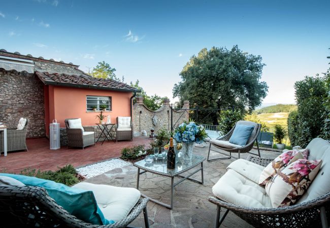 Villa in Marcialla - VILLA CHIANTI, your Secret 4 Bedrooms Retreat with View over the Vineyards in Marcialla Villa in Marcialla - VILLA CHIANTI, your Secret 4 Bedrooms Retreat with View over the Vineyards in Marcialla