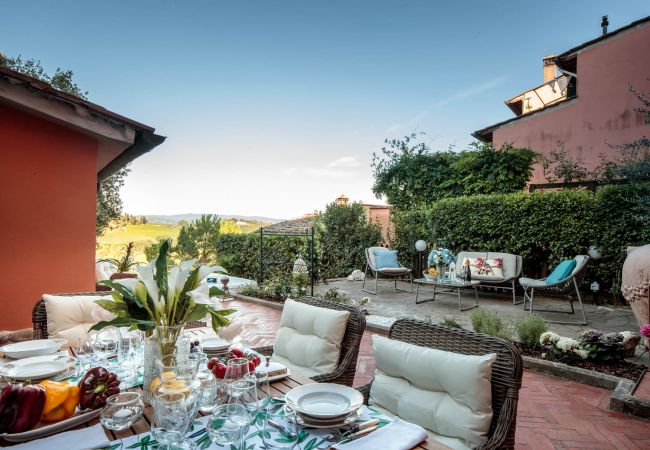 Villa in Marcialla - VILLA CHIANTI, your Secret 4 Bedrooms Retreat with View over the Vineyards in Marcialla Villa in Marcialla - VILLA CHIANTI, your Secret 4 Bedrooms Retreat with View over the Vineyards in Marcialla