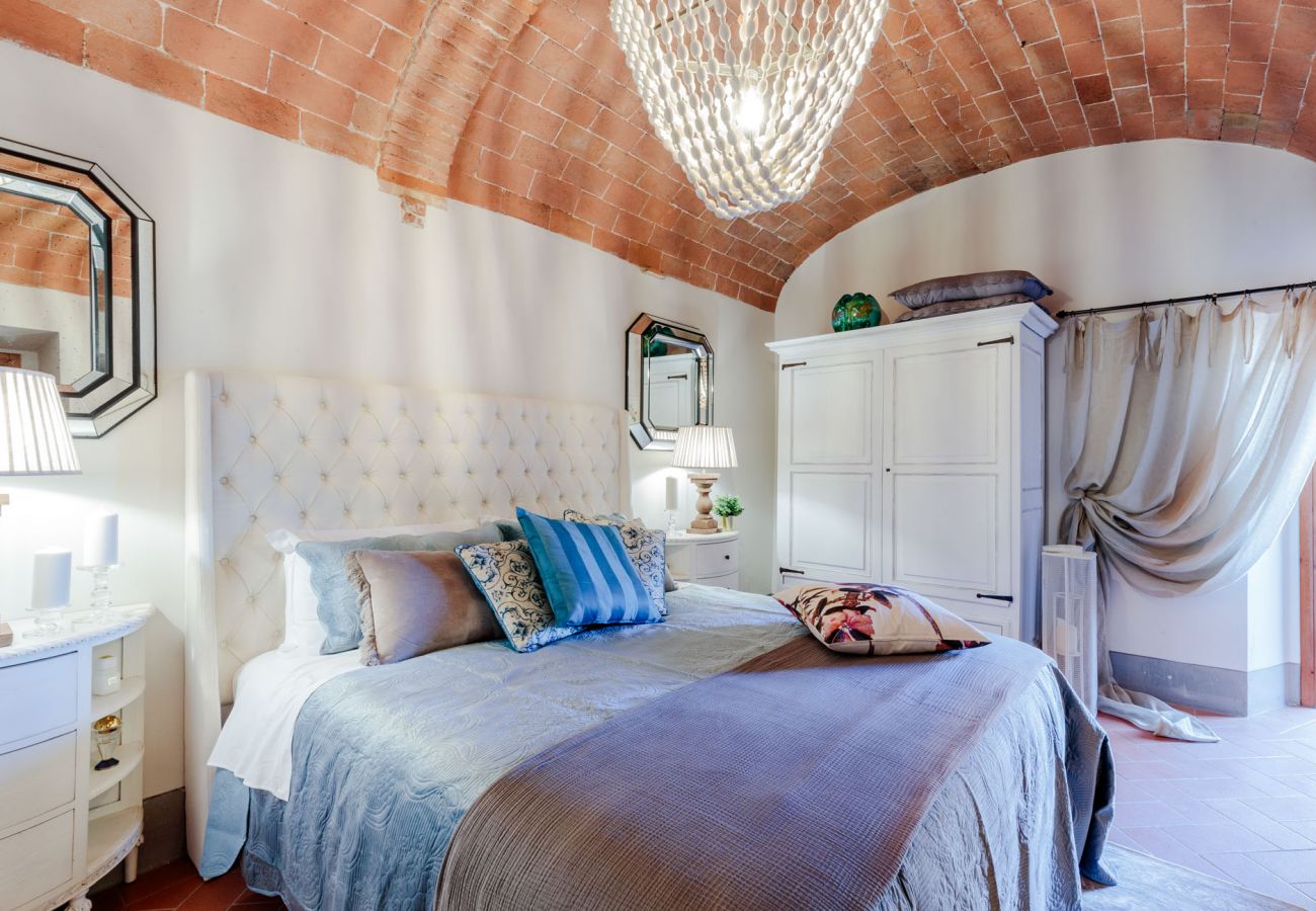 Villa in Marcialla - VILLA CHIANTI, your Secret 4 Bedrooms Retreat with View over the Vineyards in Marcialla Villa in Marcialla - VILLA CHIANTI, your Secret 4 Bedrooms Retreat with View over the Vineyards in Marcialla