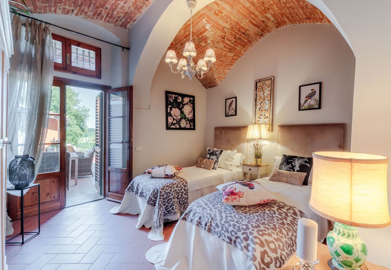 Villa in Marcialla - VILLA CHIANTI, your Secret 4 Bedrooms Retreat with View over the Vineyards in Marcialla Villa in Marcialla - VILLA CHIANTI, your Secret 4 Bedrooms Retreat with View over the Vineyards in Marcialla
