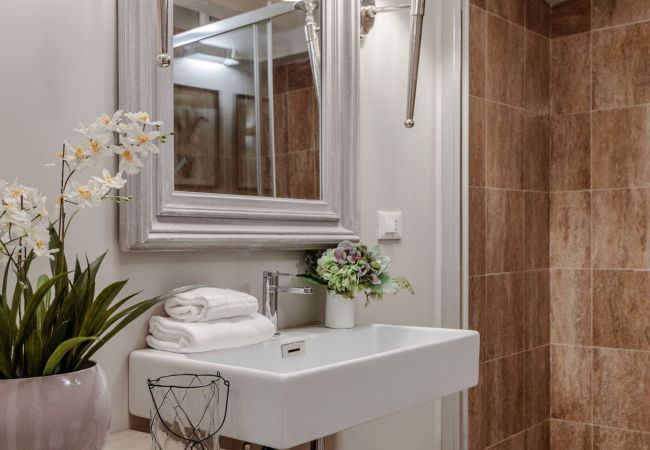 Apartment in Lucca - Luxury 1 Bedroom Apartment inside the Walls of Lucca Apartment in Lucca - Luxury 1 Bedroom Apartment inside the Walls of Lucca