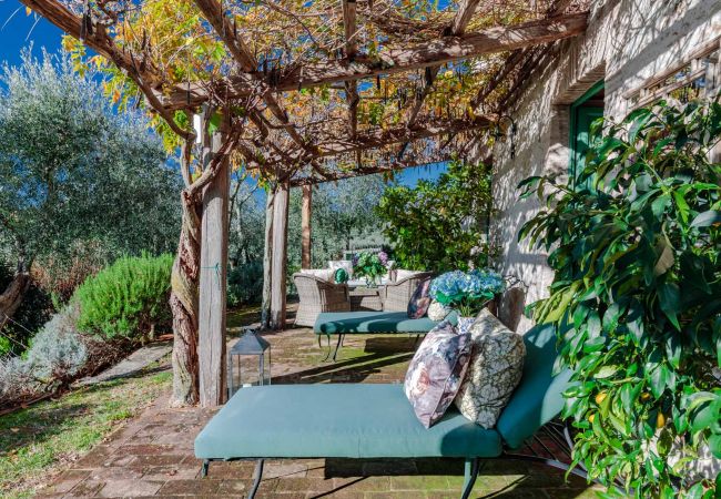 Villa in Lucca - Villa Gufo The Place to Be. Panoramic Private Pool with a Lucca View and Private Tennis Court Villa in Lucca - Villa Gufo The Place to Be. Panoramic Private Pool with a Lucca View and Private Tennis Court