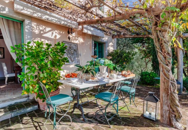 Villa in Lucca - Villa Gufo The Place to Be. Panoramic Private Pool with a Lucca View and Private Tennis Court Villa in Lucca - Villa Gufo The Place to Be. Panoramic Private Pool with a Lucca View and Private Tennis Court