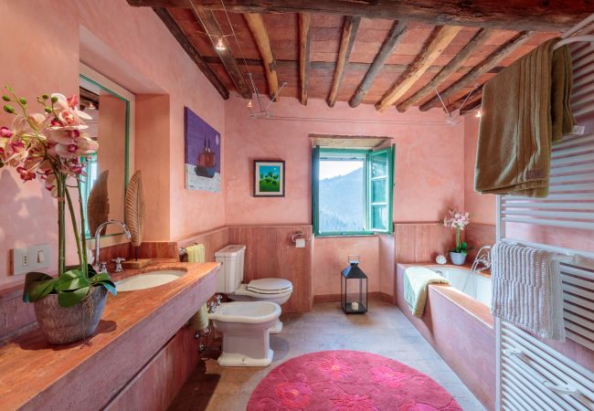 Villa in Lucca - Villa Gufo The Place to Be. Panoramic Private Pool with a Lucca View and Private Tennis Court Villa in Lucca - Villa Gufo The Place to Be. Panoramic Private Pool with a Lucca View and Private Tennis Court