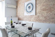 Apartment in Valencia / València - CATHEDRAL MODERN 2BR, 1BA, WIFI, A\C, BALCONY 