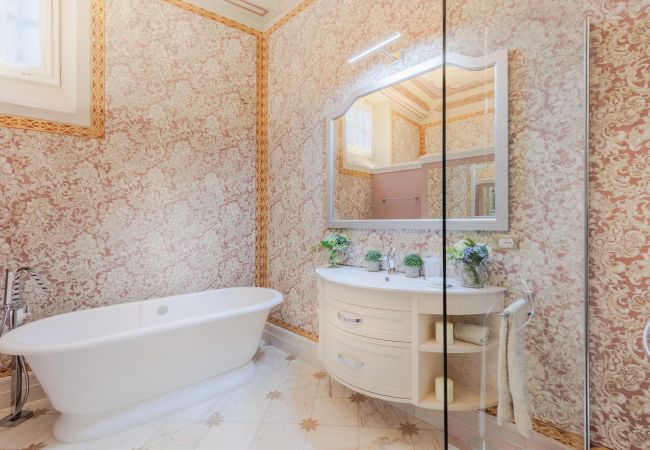 Apartment in Lucca - Luxury 3 Bedrooms Apartment with Elevator inside Lucca by the Main Square Piazza San Michele  Apartment in Lucca - Luxury 3 Bedrooms Apartment with Elevator inside Lucca by the Main Square Piazza San Michele