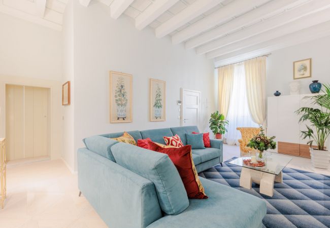 Apartment in Lucca - Luxury 3 Bedrooms Apartment with Elevator inside Lucca by the Main Square Piazza San Michele  Apartment in Lucca - Luxury 3 Bedrooms Apartment with Elevator inside Lucca by the Main Square Piazza San Michele