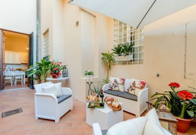 Apartment in Lucca - The Garden Along The Stream, romantic apartment with private garden inside the walls of Lucca Apartment in Lucca - The Garden Along The Stream, romantic apartment with private garden inside the walls of Lucca