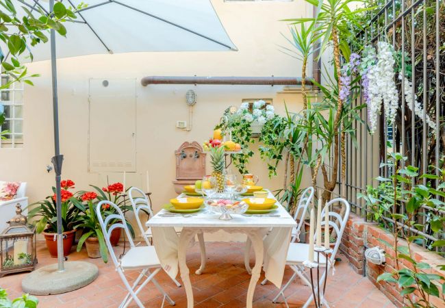 Apartment in Lucca - The Garden Along The Stream, romantic apartment with private garden inside the walls of Lucca Apartment in Lucca - The Garden Along The Stream, romantic apartment with private garden inside the walls of Lucca
