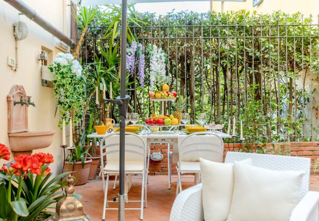 Apartment in Lucca - The Garden Along The Stream, romantic apartment with private garden inside the walls of Lucca Apartment in Lucca - The Garden Along The Stream, romantic apartment with private garden inside the walls of Lucca