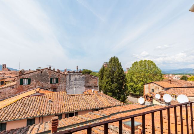 Apartment in Lucca - Casa La Guardia, a Classic 3 bedrooms Panoramic Apartment inside a Medieval tower dating back to 1100s within the Walls of Lucca Apartment in Lucca - Casa La Guardia, a Classic 3 bedrooms Panoramic Apartment inside a Medieval tower dating back to 1100s within the Walls of Lucca