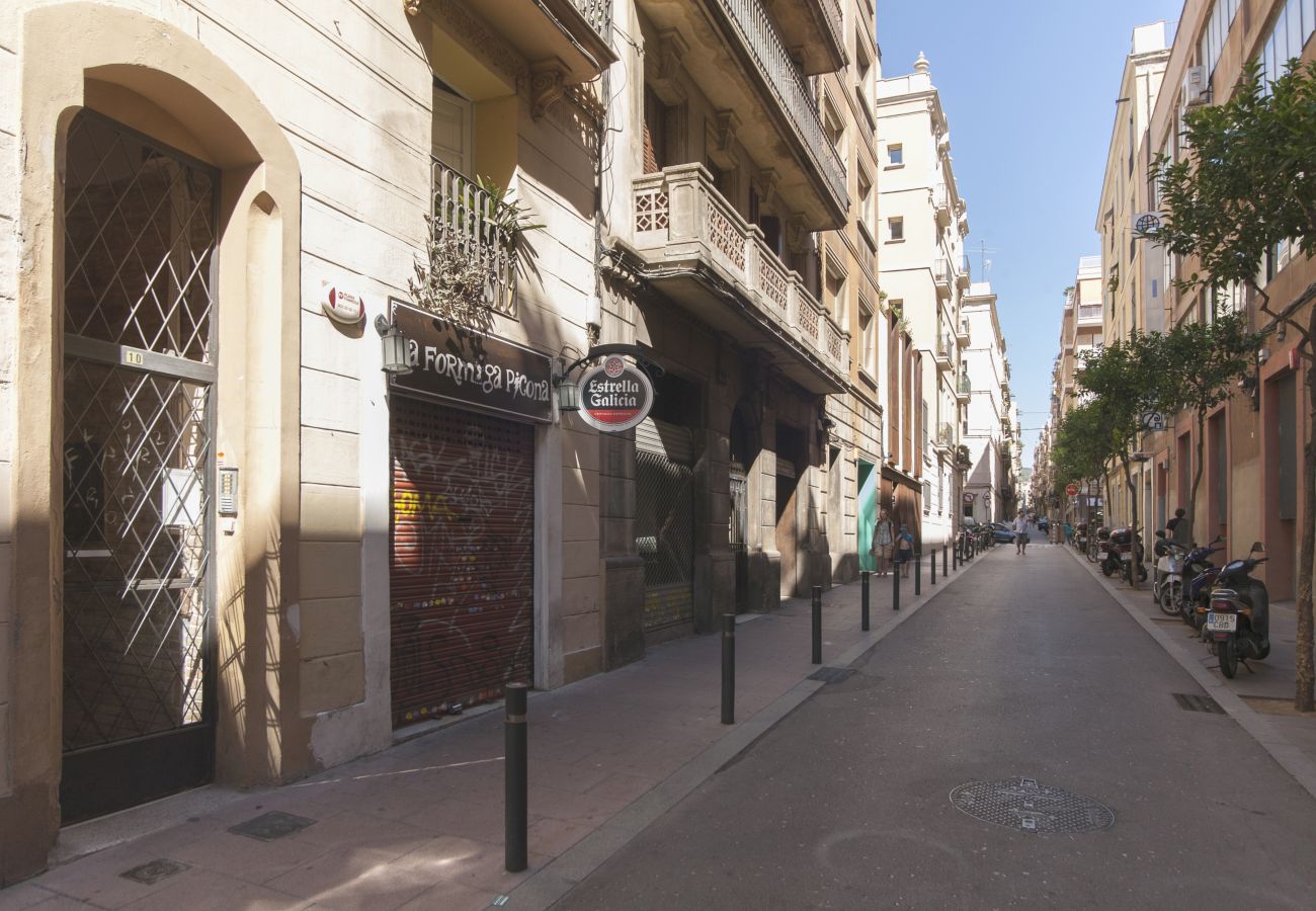 Apartment in Barcelona - PRIVATE TERRACE, 4 bedrooms, 2 bathrooms Apartment in Barcelona - PRIVATE TERRACE, 4 bedrooms, 2 bathrooms