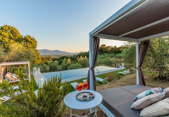 Villa/Dettached house in Capannori - Villa Noa, Romantic 8 bedroom Luxury Farmhouse with Private Pool on the Lucca Hills