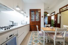 Townhouse in Valencia / València - The Traditional House in El Cabanyal by Florit Flats