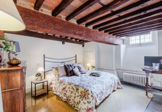 Apartment in Lucca - Elegant Apartment in a Quiet Street inside the Walls Of Lucca Apartment in Lucca - Elegant Apartment in a Quiet Street inside the Walls Of Lucca