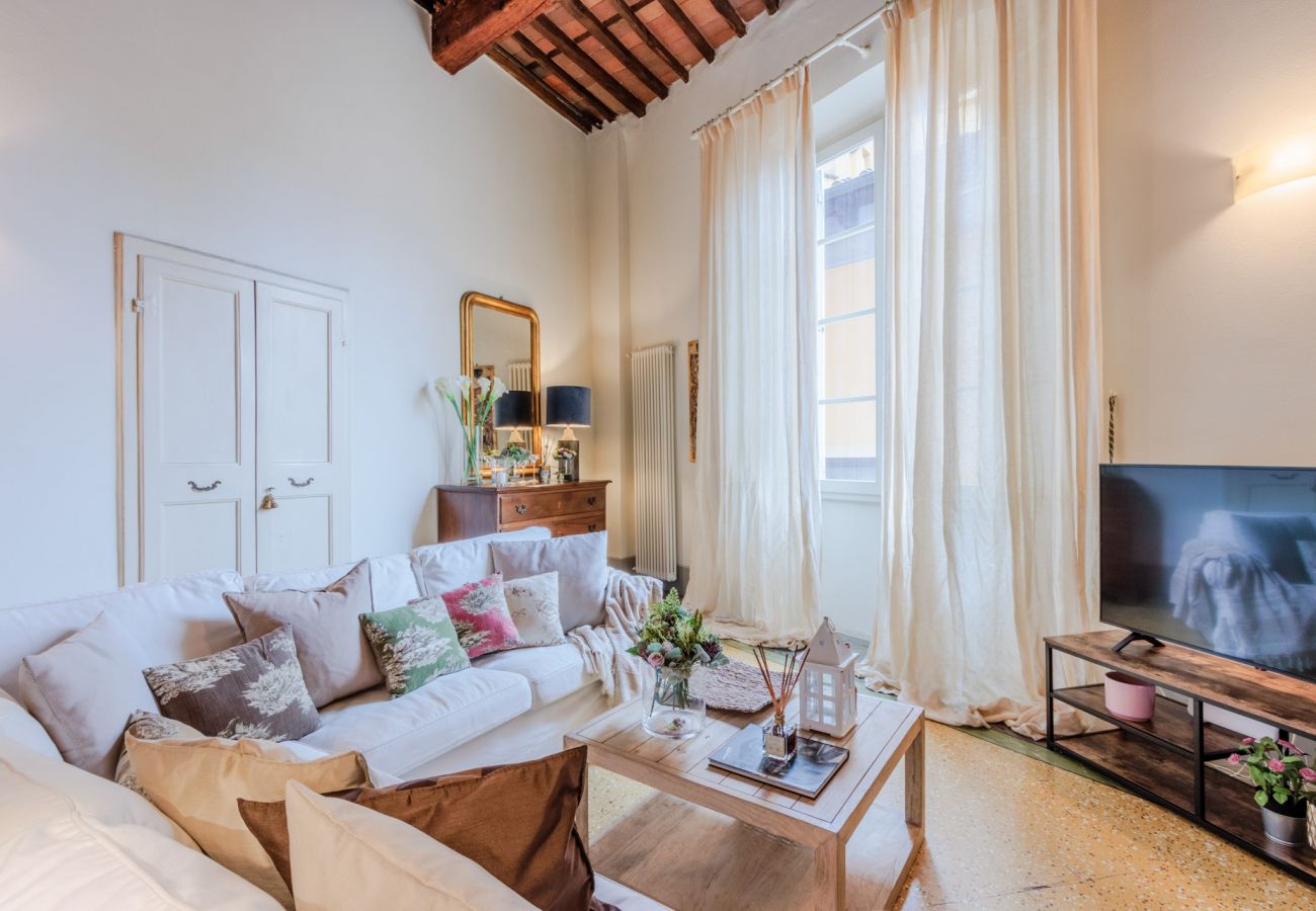 Apartment in Lucca - Elegant Apartment in a Quiet Street inside the Walls Of Lucca Apartment in Lucca - Elegant Apartment in a Quiet Street inside the Walls Of Lucca