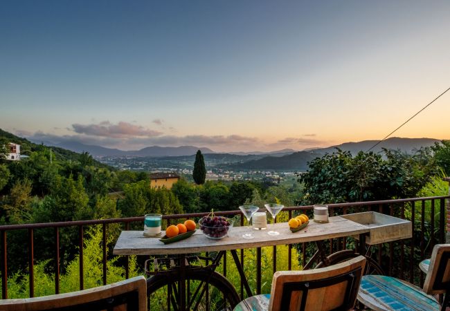 Villa/Dettached house in Lucca - Villa Alice, panoramic stone farmhouse to sleep 10 with pool in Lucca