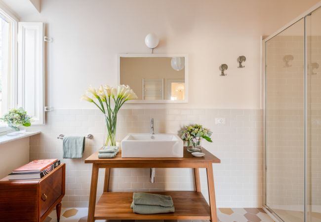 Apartment in Lucca - Spacious Apartment Overlooking the Canal in Lucca – 3 Bedrooms, 2 Bathrooms Apartment in Lucca - Spacious Apartment Overlooking the Canal in Lucca – 3 Bedrooms, 2 Bathrooms