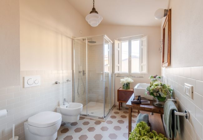 Apartment in Lucca - Spacious Apartment Overlooking the Canal in Lucca – 3 Bedrooms, 2 Bathrooms Apartment in Lucca - Spacious Apartment Overlooking the Canal in Lucca – 3 Bedrooms, 2 Bathrooms