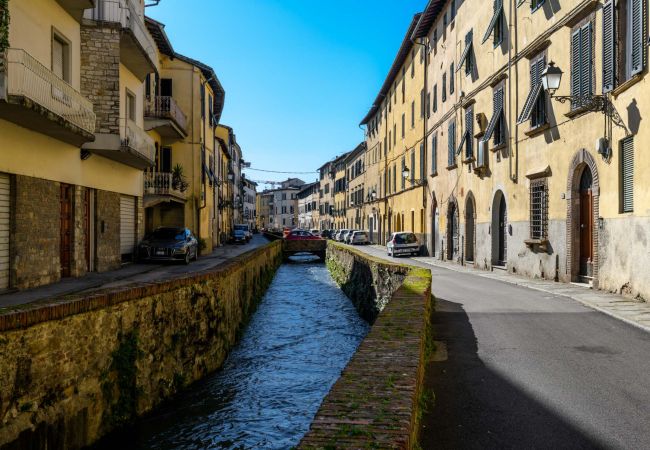 Apartment in Lucca - Spacious Apartment Overlooking the Canal in Lucca – 3 Bedrooms, 2 Bathrooms Apartment in Lucca - Spacious Apartment Overlooking the Canal in Lucca – 3 Bedrooms, 2 Bathrooms