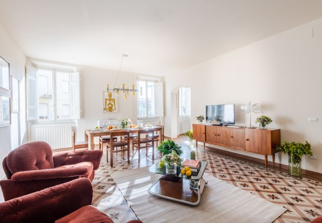 Apartment in Lucca - Spacious Apartment Overlooking the Canal in Lucca – 3 Bedrooms, 2 Bathrooms Apartment in Lucca - Spacious Apartment Overlooking the Canal in Lucca – 3 Bedrooms, 2 Bathrooms