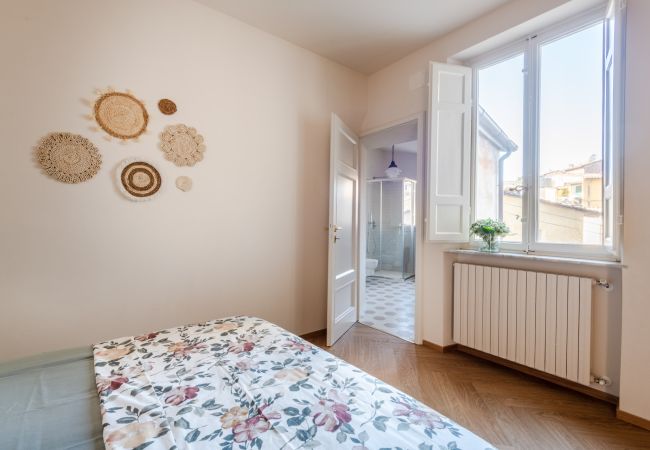 Apartment in Lucca - Spacious Apartment Overlooking the Canal in Lucca – 3 Bedrooms, 2 Bathrooms Apartment in Lucca - Spacious Apartment Overlooking the Canal in Lucca – 3 Bedrooms, 2 Bathrooms
