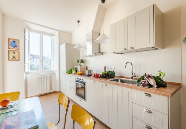 Apartment in Lucca - Spacious Apartment Overlooking the Canal in Lucca – 3 Bedrooms, 2 Bathrooms Apartment in Lucca - Spacious Apartment Overlooking the Canal in Lucca – 3 Bedrooms, 2 Bathrooms