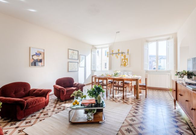 Apartment in Lucca - Spacious Apartment Overlooking the Canal in Lucca – 3 Bedrooms, 2 Bathrooms Apartment in Lucca - Spacious Apartment Overlooking the Canal in Lucca – 3 Bedrooms, 2 Bathrooms