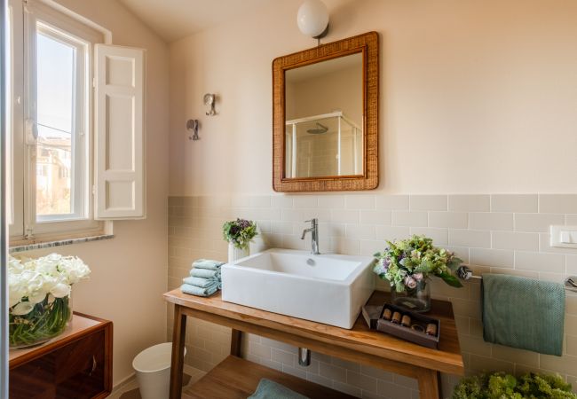 Apartment in Lucca - Spacious Apartment Overlooking the Canal in Lucca – 3 Bedrooms, 2 Bathrooms Apartment in Lucca - Spacious Apartment Overlooking the Canal in Lucca – 3 Bedrooms, 2 Bathrooms