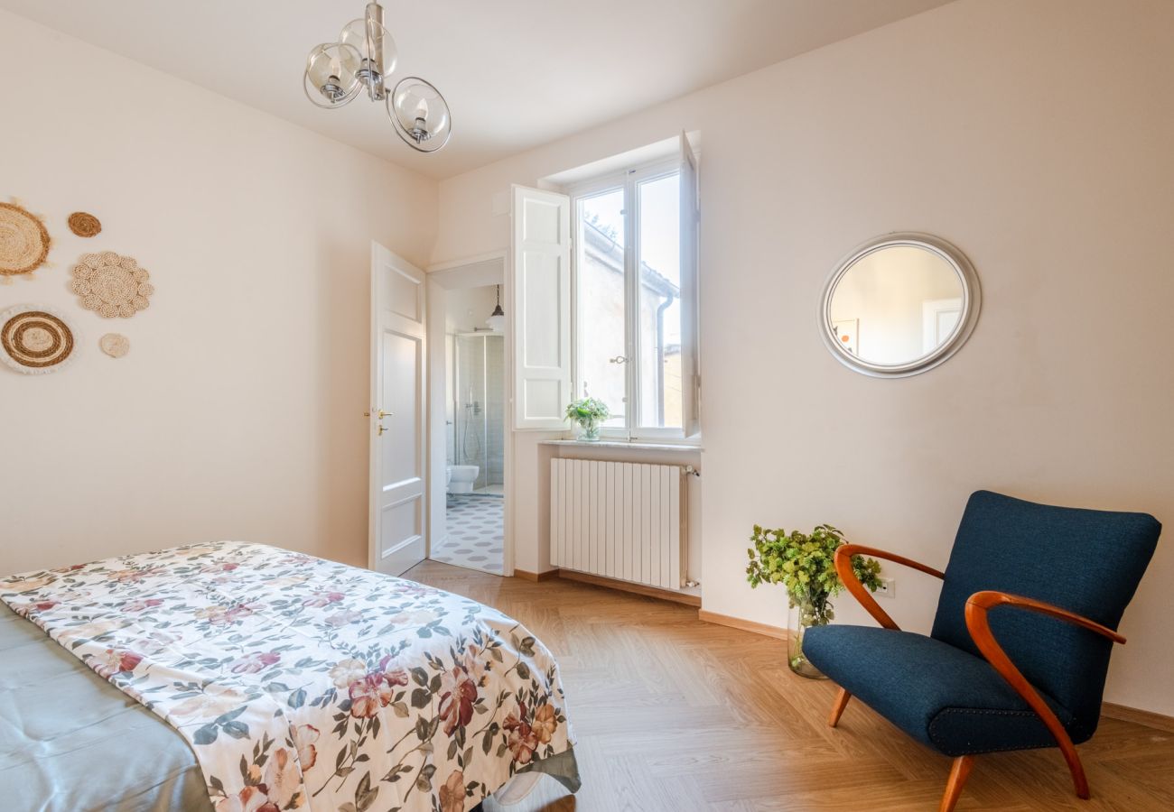 Apartment in Lucca - Spacious Apartment Overlooking the Canal in Lucca – 3 Bedrooms, 2 Bathrooms Apartment in Lucca - Spacious Apartment Overlooking the Canal in Lucca – 3 Bedrooms, 2 Bathrooms