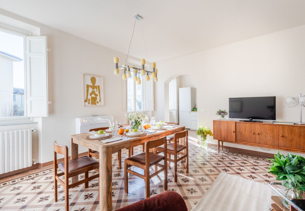 Apartment in Lucca - Spacious Apartment Overlooking the Canal in Lucca – 3 Bedrooms, 2 Bathrooms Apartment in Lucca - Spacious Apartment Overlooking the Canal in Lucca – 3 Bedrooms, 2 Bathrooms