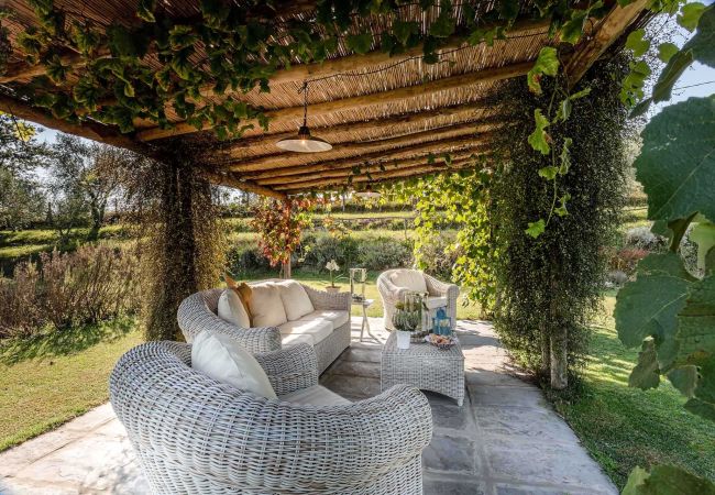 Villa in Lucca - Romantic Farmhouse with Oversize Panoramic Pool Villa in Lucca - Romantic Farmhouse with Oversize Panoramic Pool