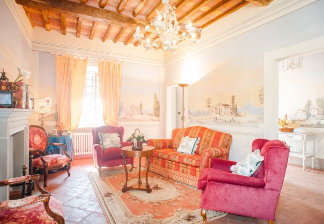 Villa in Lucca - Romantic Farmhouse with Oversize Panoramic Pool Villa in Lucca - Romantic Farmhouse with Oversize Panoramic Pool