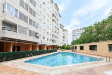 Apartment in Madrid - Modern 1-bedroom flat with large windows and sofa bed for guests in Madrid