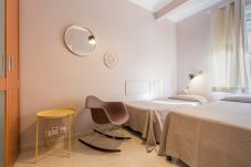 внешняя комната с двумя односпальными кроватями в апартаментах plaza españa Барселона