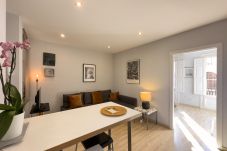 Апартаменты на Барселона / Barcelona - Сдается отремонтированная, стильная и солнечная светлая квартира в центре Барселоны, Грасиа.
