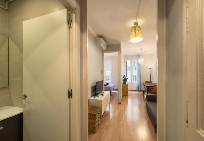 Апартаменты на Barcelona - Милая, тихая и светлая квартира с балконом в аренду в центре Барселоны, Грасия Апартаменты на Barcelona - Милая, тихая и светлая квартира с балконом в аренду в центре Барселоны, Грасия