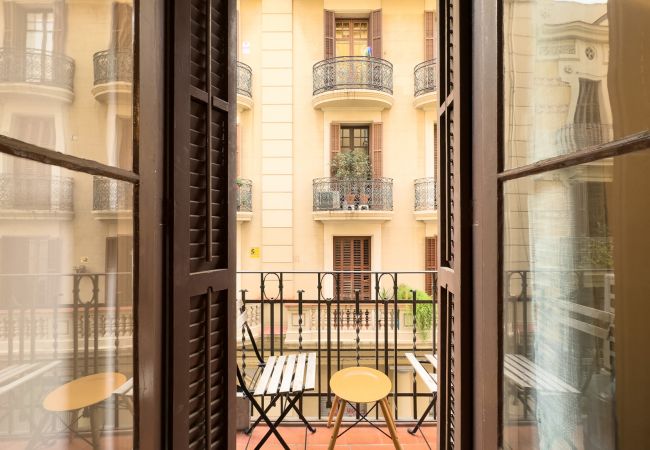 Апартаменты на Barcelona - Милая, тихая и светлая квартира с балконом в аренду в центре Барселоны, Грасия Апартаменты на Barcelona - Милая, тихая и светлая квартира с балконом в аренду в центре Барселоны, Грасия