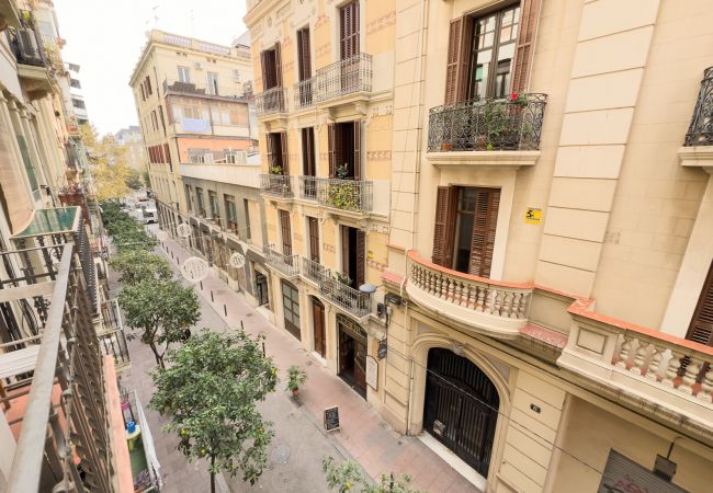 Апартаменты на Barcelona - Милая, тихая и светлая квартира с балконом в аренду в центре Барселоны, Грасия Апартаменты на Barcelona - Милая, тихая и светлая квартира с балконом в аренду в центре Барселоны, Грасия